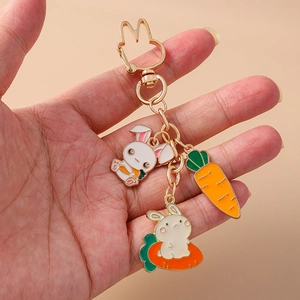 Porte-clés créatif lapin et carotte en métal doré avec finition en émail coloré