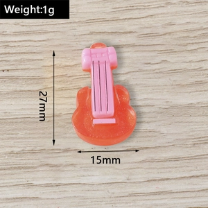 Detail eines 27mm Harz Gitarrenanhängers mit Glitzereffekt für DIY Schmuck