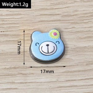 Detailansicht des 17mm blauen Harz-Bärenanhängers mit gelber Blume für DIY-Schmuck