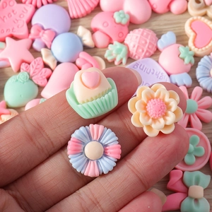 Makroaufnahme gemischter bunter Harzanhänger für DIY-Bastelarbeiten wie Cupcakes und Blumen