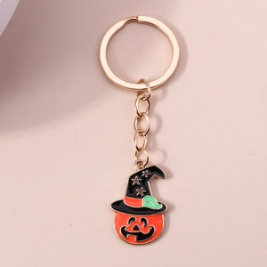 Vue macro du porte-clés citrouille d'Halloween avec chapeau de sorcière noir et émail