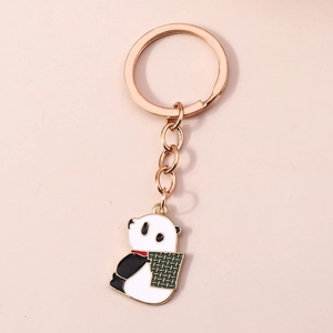 Détail d'un porte-clés panda avec placage en or rose et finitions en émail