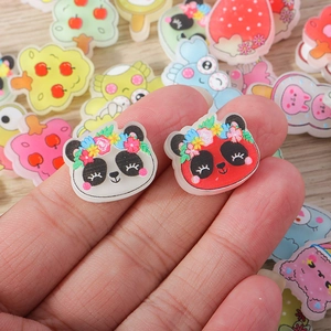 Nahaufnahme von süßen Panda- und Frucht-Resin-Anhängern für DIY-Schmuckherstellung
