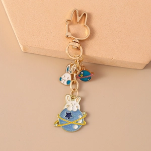 Détail d'un porte-clés lapin de dessin animé avec planète bleue et clip oreille de lapin