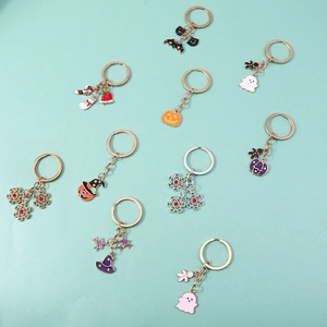 Collection de porte-clés de fête avec citrouilles d'Halloween et flocons de Noël