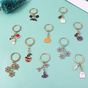 Vue détaillée des porte-clés festifs en émail pour Halloween et Noël aux motifs variés