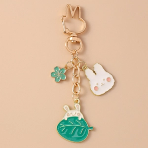 Détail du porte-clés lapin avec fermoir doré et pendentifs colorés en forme de lapin