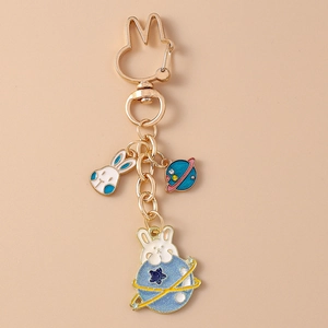 Détail du porte-clés lapin planète avec fermoir doré en oreilles de lapin et émail
