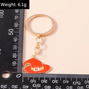 Détail montrant le poids et l'échelle du pendentif porte-clés chapeau de sorcière orange