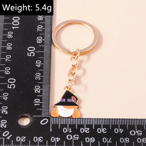 Vue détaillée d'un porte-clés chapeau de sorcière avec cheveux orange et chaîne dorée