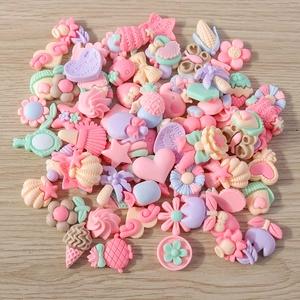 Detailansicht verschiedener Harz-DIY-Anhänger in verschiedenen Macaron-Farben