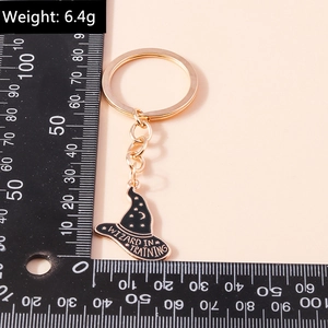 Mesure de taille du porte-clés chapeau de sorcier avec émail noir et étoiles