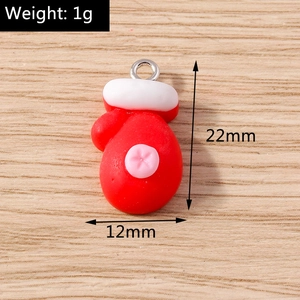 Détail du pendentif gant de boxe rouge en résine avec dimensions et anneau argenté