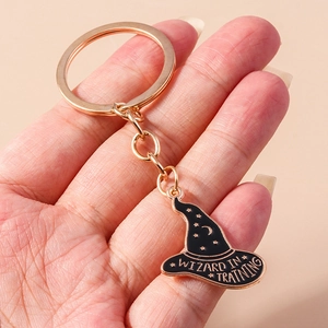 Porte-clés chapeau de sorcière Wizard in Training avec motifs lune et étoiles dorés