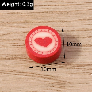 Nahaufnahme eines 10mm runden roten Anhängers mit Herzmuster und Gewichtsangabe