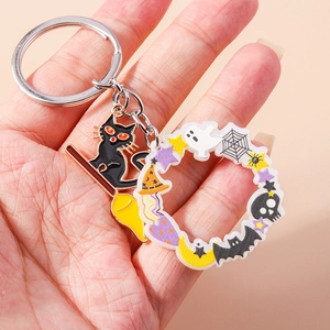 Détail du porte-clés Halloween avec chat noir et pendentif éléments effrayants