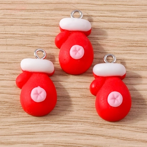 Vue détaillée de breloques gants de Noël en résine rouge avec anneaux pour bijoux DIY