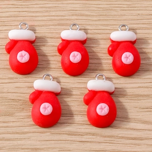 Lot de cinq breloques de Noël en résine rouge en forme de moufles avec étoiles et anneaux