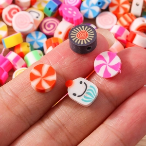 Makroaufnahme bunter Fimo-Perlen mit Süßigkeiten- und Smileymustern für DIY-Schmuck