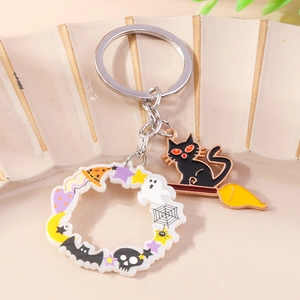 Détail du porte-clés Halloween avec chapeau de sorcière, fantôme et pendentif chat noir