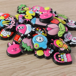 Detailansicht bunter Resin-Cartoon-Anhänger mit Tieren und Früchten für DIY-Bastelarbeiten