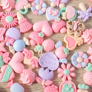 Flache Ansicht von DIY-Anhängern aus Harz in Macaron-Farben mit Herz- und Fruchtformen