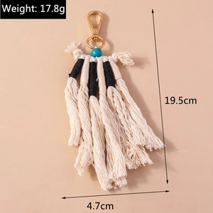 Dettaglio portachiavi boho con nappa dimensioni 19,5cm e peso 17,8g su fondo chiaro