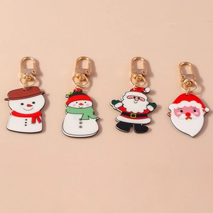 Vue détaillée de quatre pendentifs bonhomme de neige et Père Noël avec crochets dorés