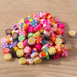 Makroaufnahme bunter Polymerton-Perlen mit Mustern für DIY-Schmuck und Bastelarbeiten