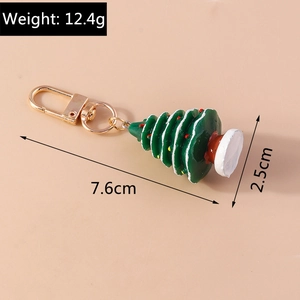 Detalle llavero árbol de Navidad con peso 12,4g y dimensiones de 7,6cm por 2,5cm