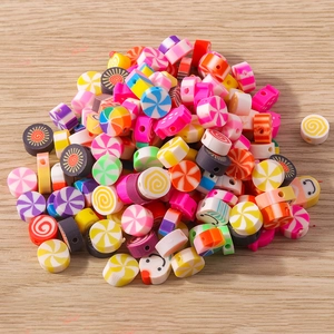 Makroaufnahme bunter Polymerton-Perlen mit Süßigkeitenmustern und Smileys für DIY-Bastelarbeiten