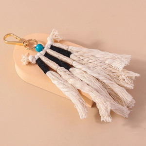 Portachiavi boho con nappa, perla turchese e cordino in cotone intrecciato