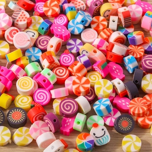 Makroaufnahme bunter Fimo-Süßigkeitenperlen für DIY-Schmuck mit lebhaften Wirbelmustern