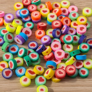 Makro-Detail bunter Polymer-Ton-Perlen mit Herzmuster für die DIY-Schmuckherstellung
