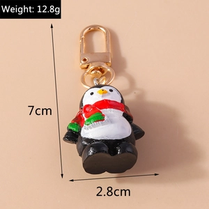 Llavero de pingüino navideño detalle con peso de 12,8g y dimensiones de 7cm alto