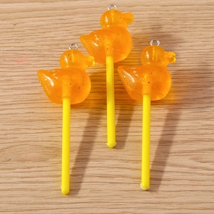 Detailansicht von gelben Harz-Enten-Lutscher-Anhängern mit Glitzer für DIY-Schmuck