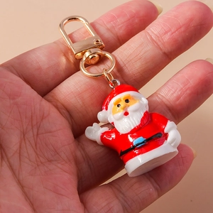 Vista detallada del llavero de Papá Noel en resina 3D con cierre de mosquetón dorado fino