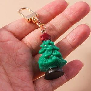 Llavero de árbol de Navidad en resina con estrella roja y aro metálico dorado