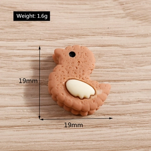 Dettaglio del ciondolo a forma di papera in resina da 19mm con trama biscotto e peso 1,6g