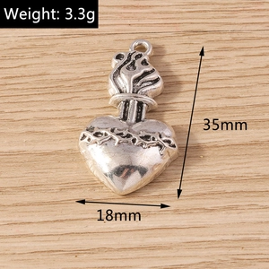 Detailed view of retro silver crown heart pendant with flames and dimensions 35x18mm
