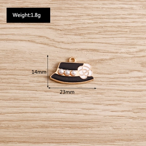 Détail d'un pendentif chapeau noir 14x23mm avec fleurs blanches et perles pour bijoux DIY