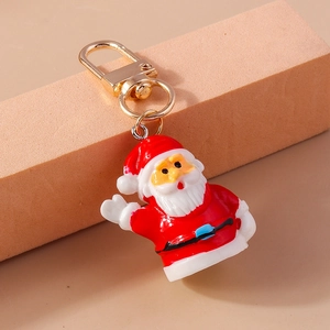 Detalle del llavero de Papá Noel de PVC con cierre de mosquetón dorado para bolsos