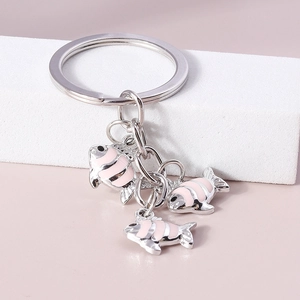 Porte-clés carpe mignonne avec pendentifs en émail rose et anneau en argent