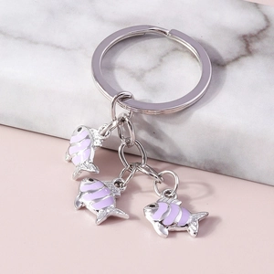 Porte-clés carpe en émail violet avec trois pendentifs sur un anneau en métal argenté