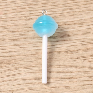 Dettaglio del ciondolo a forma di lecca-lecca azzurro traslucido con anello per gioielli DIY