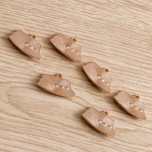 Lot de 6 pendentifs fleur en or rose pour bijoux DIY sur fond de bois naturel