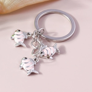 Détail de porte-clés carpe en émail mignon avec des breloques à rayures roses