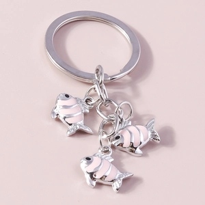 Détail de trois pendentifs carpes koï sur porte-clés avec émail rose et blanc poli