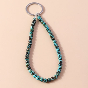 Dettaglio del portachiavi con perline di turchese blu e chiusura in metallo argento