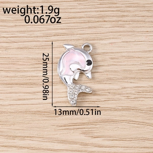 Dettaglio ciondolo a delfino con smalto rosa e strass bianchi brillanti sul metallo